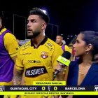 La periodista Joselyne Centeno intenta obtener una reacción del extremo Héctor Villalba.