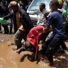 Calles de Nairobi quedaron inundadas tras las lluvias torrenciales que golpearon la capital de Kenia