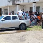 Policías y peritos levantan el cuerpo de Olimpo Vázquez, de 68 años, en las calles Malecón y Lavallen, en Esmeraldas. El ciudadano fue asesinado mientras jugaba naipes.