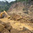 Con maquinarias retiraban la gran cantidad de lodo que cayó a la carretera.