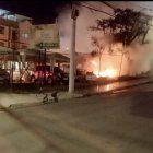 La Policía Nacional investiga el atentado que dejó siete vehículos incinerados