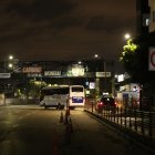 Un vehículo de la Policía de Ecuador patrulla en una calle tras el toque de queda este domingo, en Guayaquil (Ecuador).