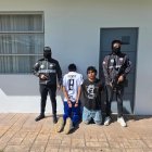 La Policía presentó a los dos detenidos, entre ellos un adolescente de 17 años.