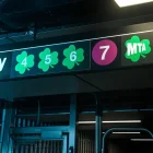 El metro de Nueva York sorprende con tréboles en sus señales para celebrar el Día de San Patricio