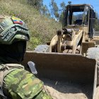 Maquinaria pesada fue destruida durante el operativo militar en la vía antigua a Guaranda por los militares.