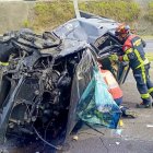 Un vehículo quedó virado y destrozado en la Ruta Viva, oriente de Quito.