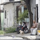 El abuelo de la pequeña Aithana lloraba desconsolado afuera de la casa donde vivía la niña. No entendía cómo la violencia le arrebató a su nieta.