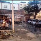 Siete vehículos quedaron afectados por el atentado. Tres de ellos quedaron destruidos por completo.