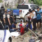 El cadáver del menor de edad quedó en la calle de tierra. Fue rodeado por sus familiares.