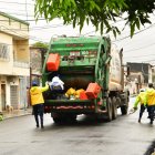 Personal de Urvaseo realiza la recolección de residuos en Guayaquil tras los ajustes de horario por toque de queda