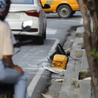 Objetos quedaron esparcidos en la vía tras ser lanzados desde un edificio.