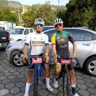 Santiago Montenegro (d) ha compartido los secretos del ciclismo a su hermano Francisco. Los pedalistas tienen grandes retos a nivel local e internacional este año.