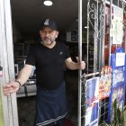 La tienda de Mario Yánez ha incorporado rejas de protección.