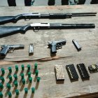 Parte del armamento encontrado en una vivienda del cantón Naranjal.