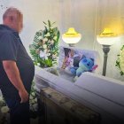 Joffre Cabrera observa con tristeza el féretro donde reposa el cuerpo de su nieta, sobre el cual se colocaron su fotografía y sus dos peluches preferidos.