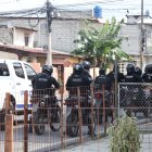 La policía llegó al lugar para coordinar las acciones en la escena.