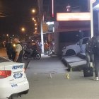 Agentes de la Policía Nacional acordonan la escena del crimen en el sector Tolita 2, sur de Esmeraldas, donde fue asesinado el comerciante Bryan Zanipatín.