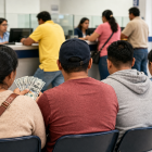 Recreación: solicitantes esperan turno para gestionar un préstamo en una entidad financiera.