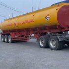 Un tanquero con combustible inflamable circula por vías de Esmeraldas, en medio de operativos militares y policiales contra el contrabando de hidrocarburos.