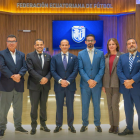 Francisco Egas (c), reelecto como presidente de la FEF, en compañía de su nuevo directorio.
