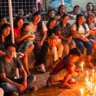 Con centenares de velas encendidas, los allegados elevaron plegarias por sus parientes perdidos en el océano.