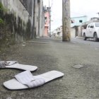 La mujer fue asesinada en el exterior de esta vivienda, donde hasta ayer aún permanecían sus zapatillas blancas y las manchas de sangre.