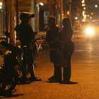 Un integrante de la Policía de Ecuador conversa con ciudadanos tras el toque de queda en Guayaquil.