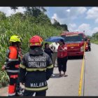 Equipos de rescate trabajaron para retirar los cuerpos atrapados entre los restos del vehículo.