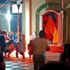 Familiares se congregan frente a la gruta de la Virgen para encender velas y orar por sus desaparecidos.