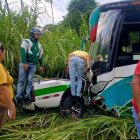La camioneta en que iban las víctimas quedó destruida tras el impacto con el bus.