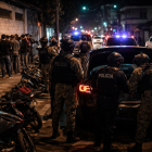 Toque de queda en Ecuador: recreación mediante IA de los controles de seguridad nocturnos.