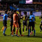 Libertad y Barcelona protagonizaron el miércoles 18 de marzo un partido con varios reclamos contra el árbitro Gabriel González por supuestas infracciones.