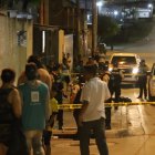 La Policía Nacional llegó al lugar del hecho y acordonó la escena en la noche.