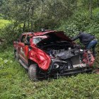 La camioneta quedó destruida tras precipitarse a una quebrada.