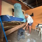 Don Diocles Reina usa un banquito para poder subir a su cama, a la hora de dormir.