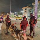 Dean Espinoza fue detenido a las 00:20 del jueves 19 de marzo, mientras atendía una alerta de robo en el vehículo de la empresa de seguridad donde trabaja. Militares de las Fuerzas Armadas lo interceptaron y lo trasladaron a la Fiscalía, donde quedó a órdenes de la autoridad judicial por presunto incumplimiento de decisiones legítimas de autoridad competente.

Su caso fue uno de los 212 registrados en Guayaquil durante los cuatro primeros días del toque de queda. Sin embargo, detrás de estas cifras se esconde un problema: la alta cantidad de detenidos, sumada a la demora en la elaboración de partes policiales, está complicando el trabajo de fiscales y jueces, al punto de que varios aprehendidos terminan en libertad, según denunciaron a EXTRA, bajo anonimato, algunos funcionario judiciales.

La pareja de Espinoza, quien esperaba en los exteriores del Cuartel Modelo, aseguró que él no incumplió la norma de forma intencional. “No lo hizo por desobedecer. Él fue a atender una alerta”, dijo. Pese a mostrar su credencial, fue retenido. Finalmente, en la audiencia de flagrancia, se le dictó la prohibición de salida del país.



Incremento de detenciones

Casos similares se han repitido. La noche del primer día del toque de queda, un grupo de jóvenes peloteros fue retenido luego de que una llanta pinchada retrasara su movilización. Fueron llevados a la Unidad de Flagrancia del Cuartel Modelo, donde permanecieron varias horas antes de quedar en libertad.

Un fiscal explicó que se trataba de 10 deportistas retenidos en Sauces. “Se dispuso a la Policía que elabore los partes y verifique antecedentes para agilizar el proceso”, indicó.

Otro grupo, conformado por viajeros, también fue aprehendido por exceder el horario. Tras justificar su presencia en la vía pública, recuperaron su libertad.



La flagrancia al límite

Un representante del Ministerio Público advirtió que, con el toque de queda, la carga de audiencias se disparó. En unidades como Valdivia y La Florida, varios casos llegan al filo de las 24 horas que establece la flagrancia.

“Los detenidos están siendo presentados casi al límite. Si no se alcanzan a procesar a tiempo, deben ser liberados”, explicó.

Otro funcionario detalló el problema logístico: “La Policía trasladó entre 30 y 50 personas por día. Cada detenido requiere un parte individual. Aunque la audiencia sea rápida, registrar cada caso puede tomar hasta 15 minutos. En ocasiones, deben ser liberados porque se vence el tiempo”.

En Guayaquil operan dos unidades de flagrancia: Cuartel Modelo (norte) y Valdivia (sur y suburbio), mientras que La Florida (noroeste) atiende principalmente a menores de edad infractores.



Casos y cuestionamientos

La mayoría de detenciones corresponde a personas que circulaban en la vía pública sin justificación o bajo efectos del alcohol. También hay casos de trabajadores informales.

“En un día recibimos tres cuidadores de carros detenidos. Son personas que trabajan honradamente. Se debe analizar mejor estas situaciones”, señaló un funcionario, quien ordenó su liberación.

El artículo 282 del Código Orgánico Integral Penal (COIP) sanciona el incumplimiento de decisiones de autoridad con penas de uno a tres años de prisión.

Este Diario solicitó al Consejo de la Judicatura información sobre cuántos detenidos han sido liberados y cuántos permanecen aprehendidos, pero hasta el cierre no hubo respuesta.

Según el Gobierno, durante la primera semana del toque de queda se registraron 897 detenidos. Entre ellos, también se reportó la captura de un objetivo criminal priorizado, conocido como ‘Wiwi’ o ‘Teniente’, presunto integrante de Los Choneros.