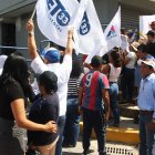 Simpatizantes se reúnen frente a la Unidad Judicial de La Libertad para expresar su apoyo al alcalde de Guayaquil, Aquiles Álvarez.