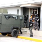 El alcalde, Aquiles Álvarez, en la puerta de la Unidad Judicial Penal en La Libertad