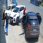 Los delincuentes captados por las cámaras de seguridad mientras irrumpían en un local comercial y una hielera