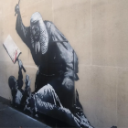 El mural del artista callejero Banksy en una pared del edificio del Tribunal Superior de Londres