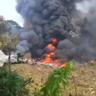 Avión Hércules C‑130 de la Fuerza Aérea Colombiana estrellado y envuelto en llamas