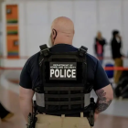 Agentes de ICE fueron desplegados en el aeropuerto de Newark en medio de la crisis por falta de personal de seguridad en EE.UU.