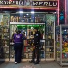 Personal de la Intendencia y Policía Nacional realizan controles en una licorería durante operativos en Guayas