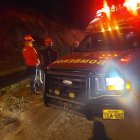 Bomberos de Ambato realizaron la búsqueda nocturna en el canal de riego donde fue hallada la menor en Cunchibamba.