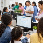 Traslados de fiscal a fiscal en 2026 en Costa: recreación mediante IA de padres que realizan el proceso de traslado estudiantil en línea para el régimen Costa–Galápagos.