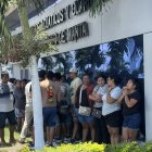 Los familiares han acudido a la Capitanía del Puerto de Manta a esperas que se confirme la identidad de los rescatados