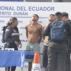 Uniformados del distrito Durán custodian a los implicados en operativos contra bandas criminales