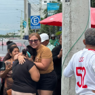 Familiares celebran y se abrazan tras conocer que los 16 pescadores manabitas están con vida