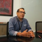 Mario es abogado e ingeniero civil. Él pone en práctica ambas profesiones.