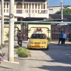 El taxi que manejaba la víctima quedó en medio de la vía donde se produjo el crimen